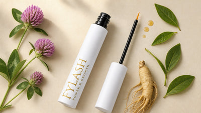 Sérum de pestañas Fylash abierto con su aplicador, junto a trébol rojo, té verde y ginseng