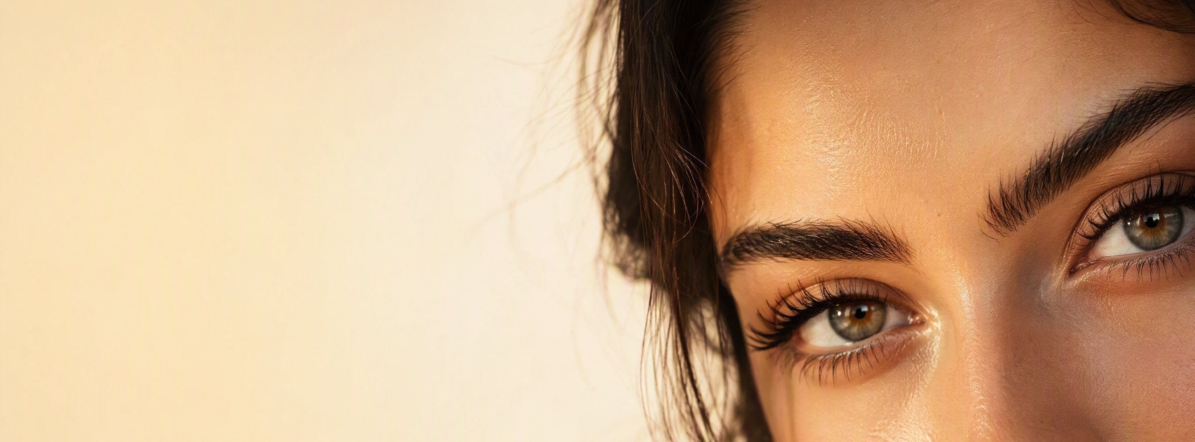 Mirada con pestañas largas y naturales — Fylash sérum de pestañas (móvil)hero
